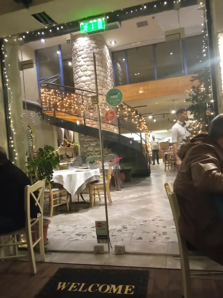 Mezedophōliá Restaurant in Políchni