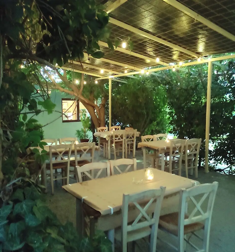 Petrino Pilaia Tavern_Pylaía_slider_image_1