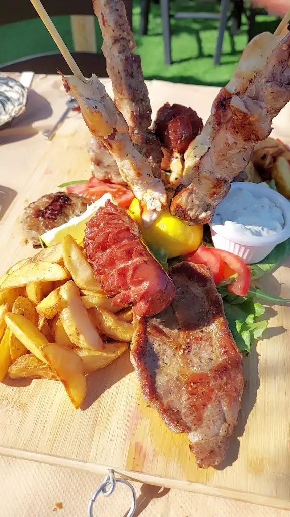 Emmanuel's Beer House Tavern_Sárti_slider_image_2