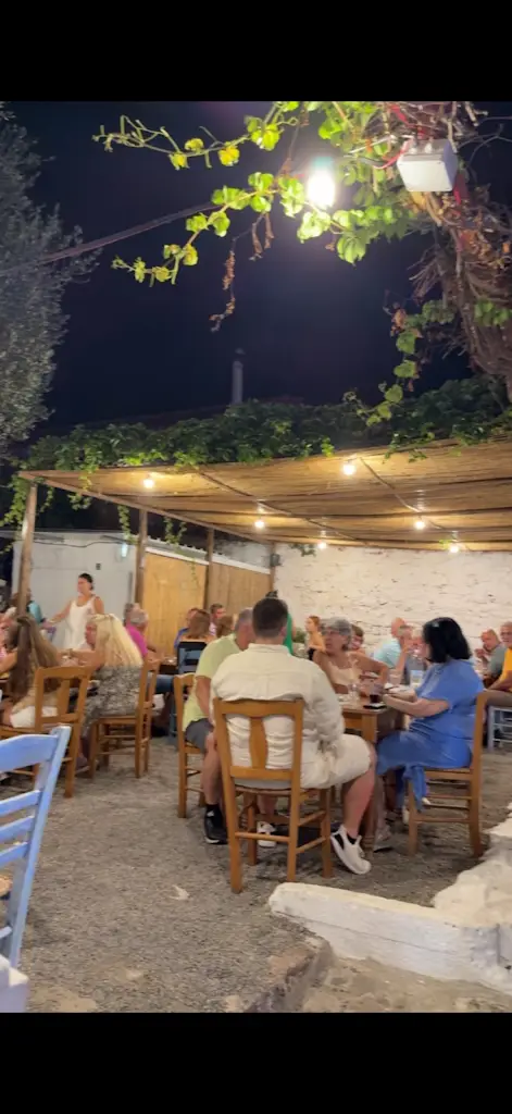 KYR YIANNIS restaurante en Skoútari