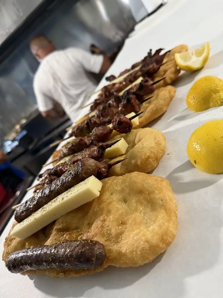 KYR YIANNIS_Skoútari_slider_image_3