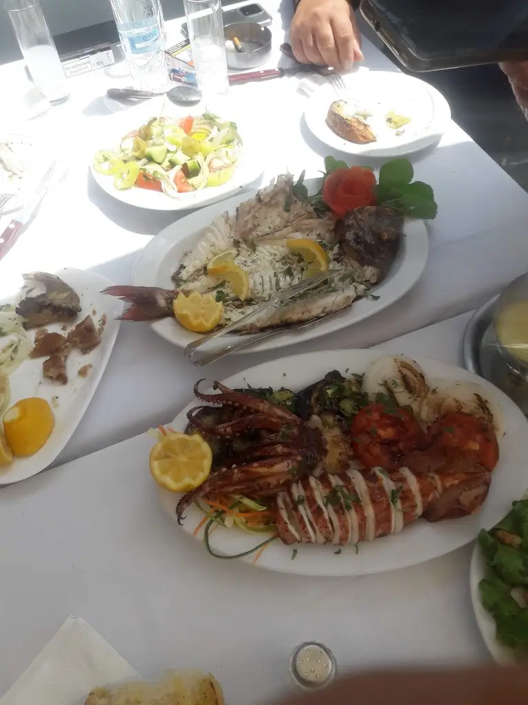 Ουζερί Μπακαλιαράκια_Síndos_slider_image_3