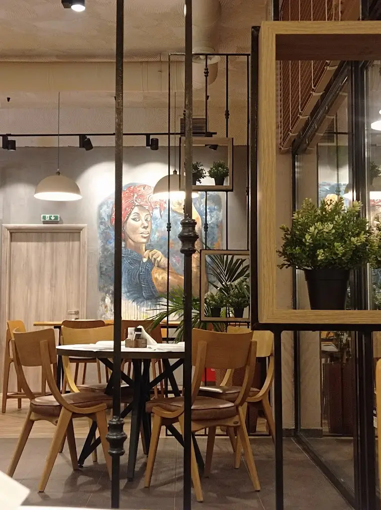 ΑΝΤΙΓΟΝΗ ΠΑΠΑΔΟΠΟΥΛΟΥ_Pizza Lugano_Skýdra_avis