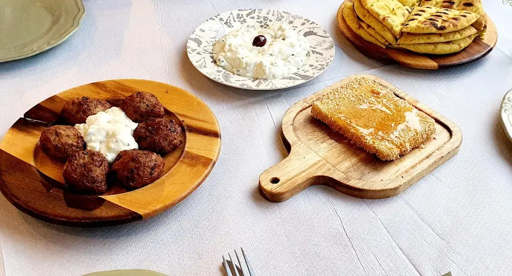 Tobias Flügel_Μεζεδοπωλείο στο δέντρο_Stavroúpoli_Bewertung