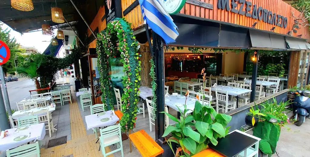 Μεζεδοπωλείο στο δέντρο Restaurant in Stavroúpoli