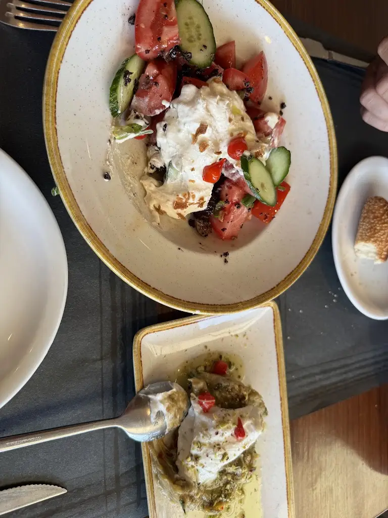 Khadija Kouiroukidis_Raki k Meli_Thérmi_Bewertung