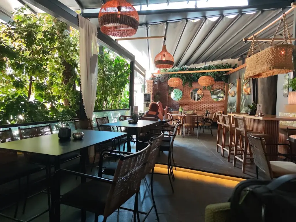 Ivy_Tríkala_slider_image_1