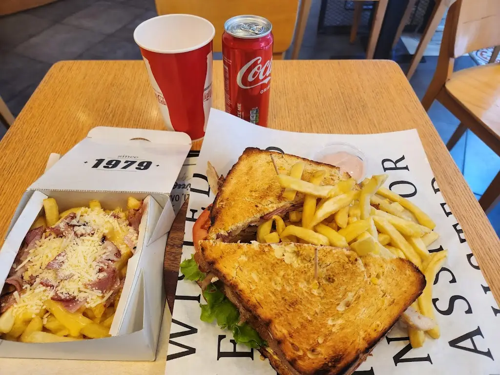 Michael Salter_JIMMY'S & SONS_Tríkala_review