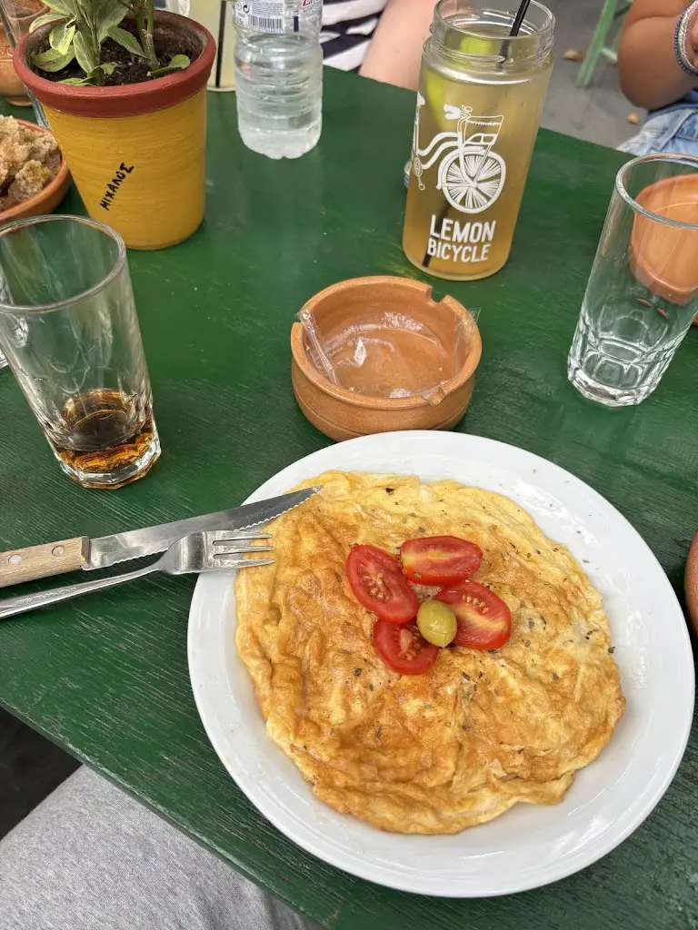 Teodora Ivanova_Ἡ Πλατεῖα τοῦ Συντάγματος (Καφενεῖον Σκουλᾶ)_Anógeia_review