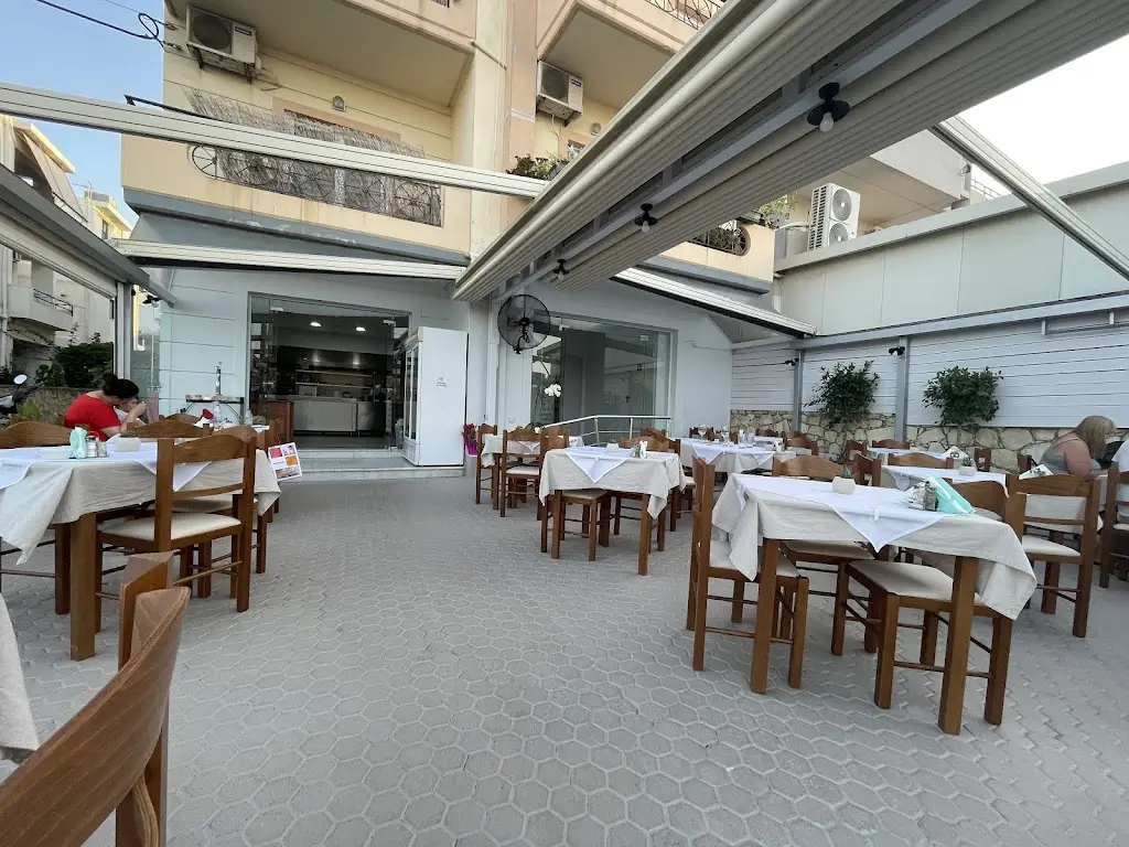 Fork n Knife Restaurant in Darátsos