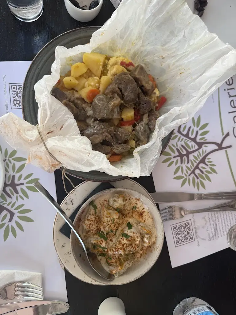 Tania Barvarz_Kuzina Galerie_Darátsos_Bewertung