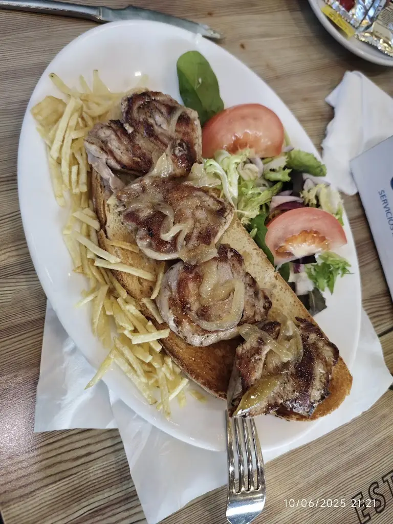 Jason Knight_Anna's Taverna_Darátsos_avis