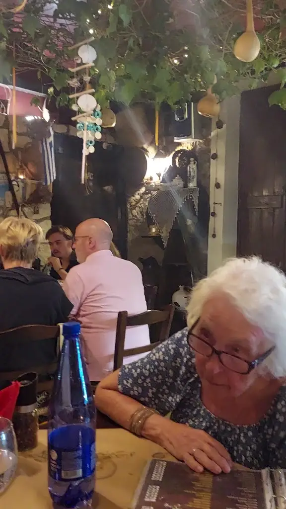 SPYROS TAVERNA_Goúrnes_slider_image_2