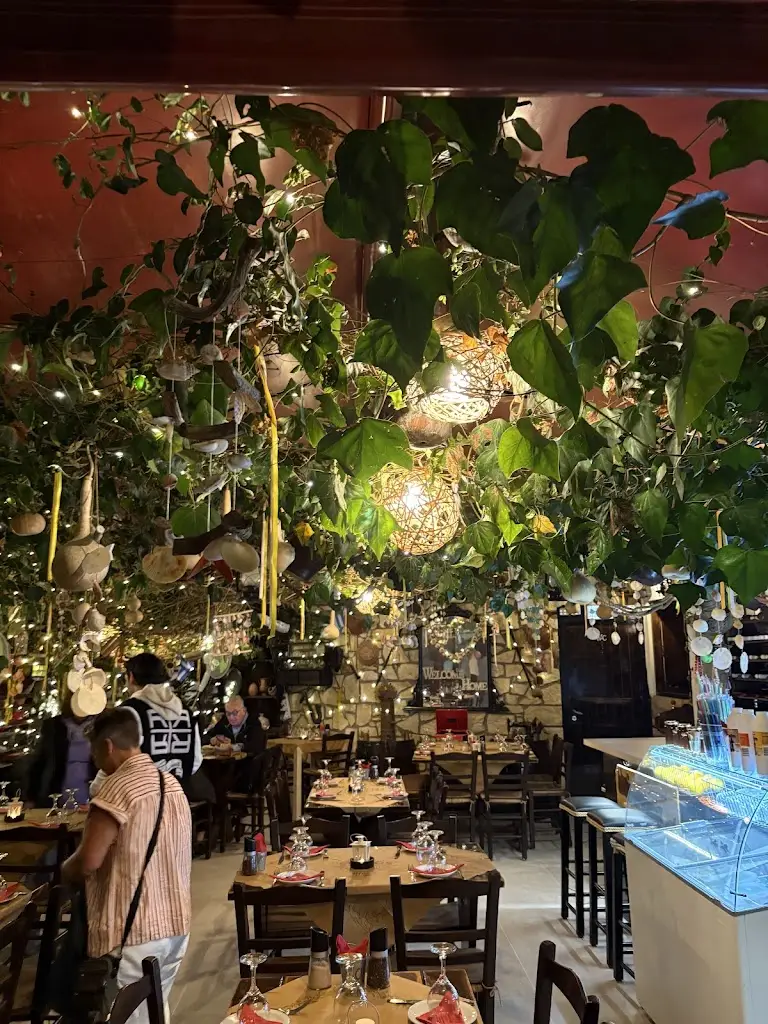 SPYROS TAVERNA_Goúrnes_slider_image_3