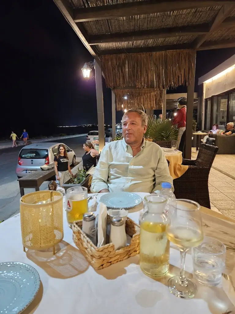 gale Hart_Kyknos Family Taverna_Goúrnes_recensione