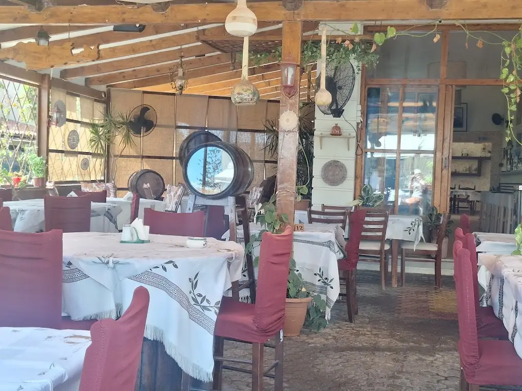 Kyknos Family Taverna_Goúrnes_slider_image_2