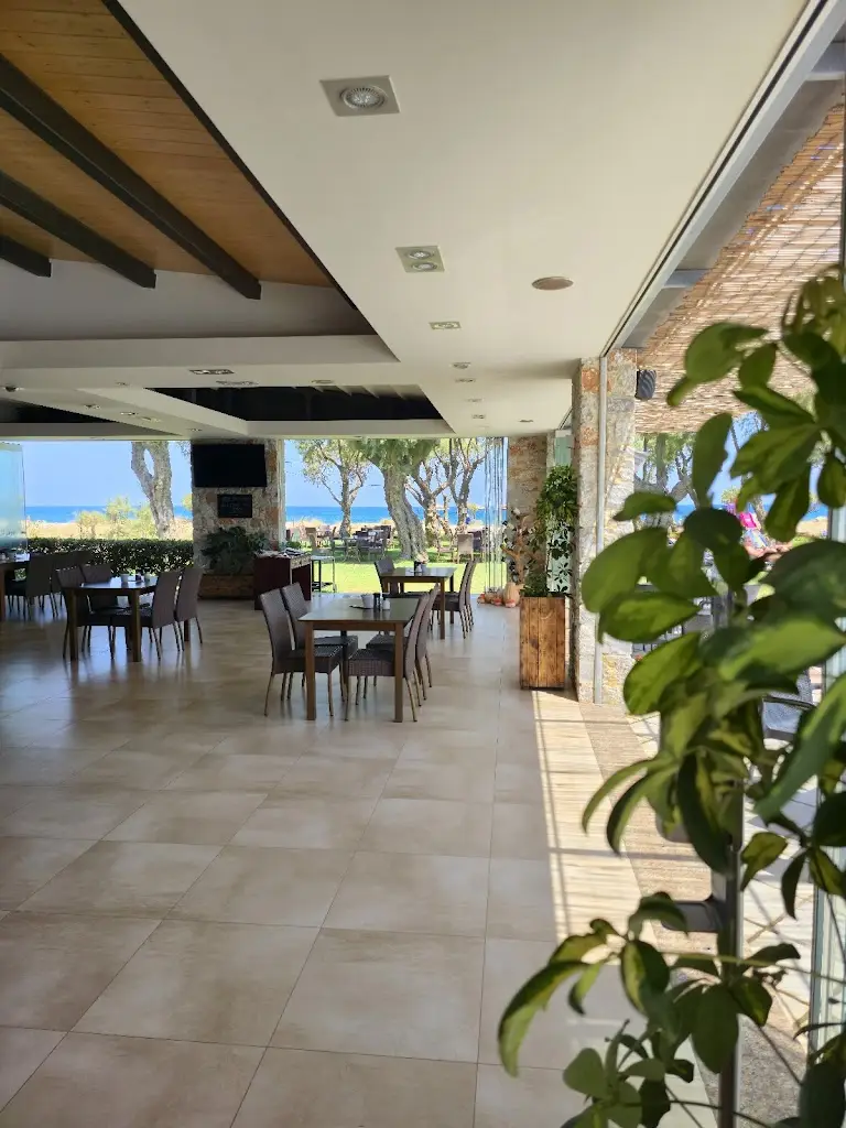 Lito pool bar & restaurant Restaurant in Geráni