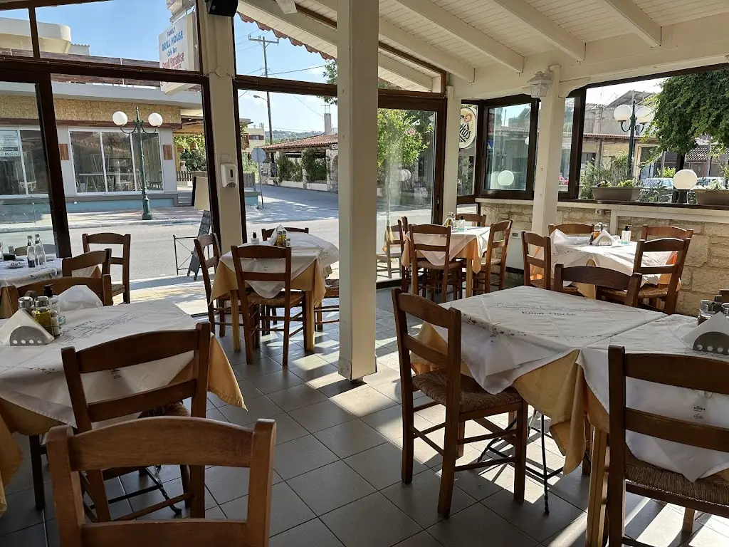 Small Paradise Grill House Restaurant in Geráni