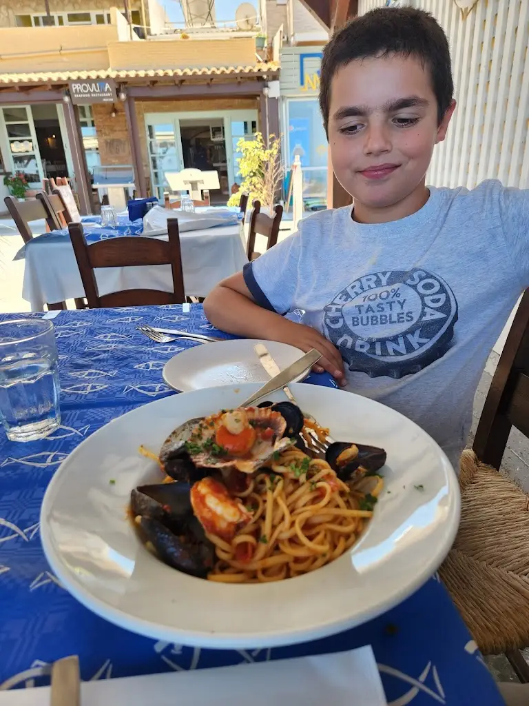 Aviv Hexter_Provlita Seafood Restaurant_Kalýves_review