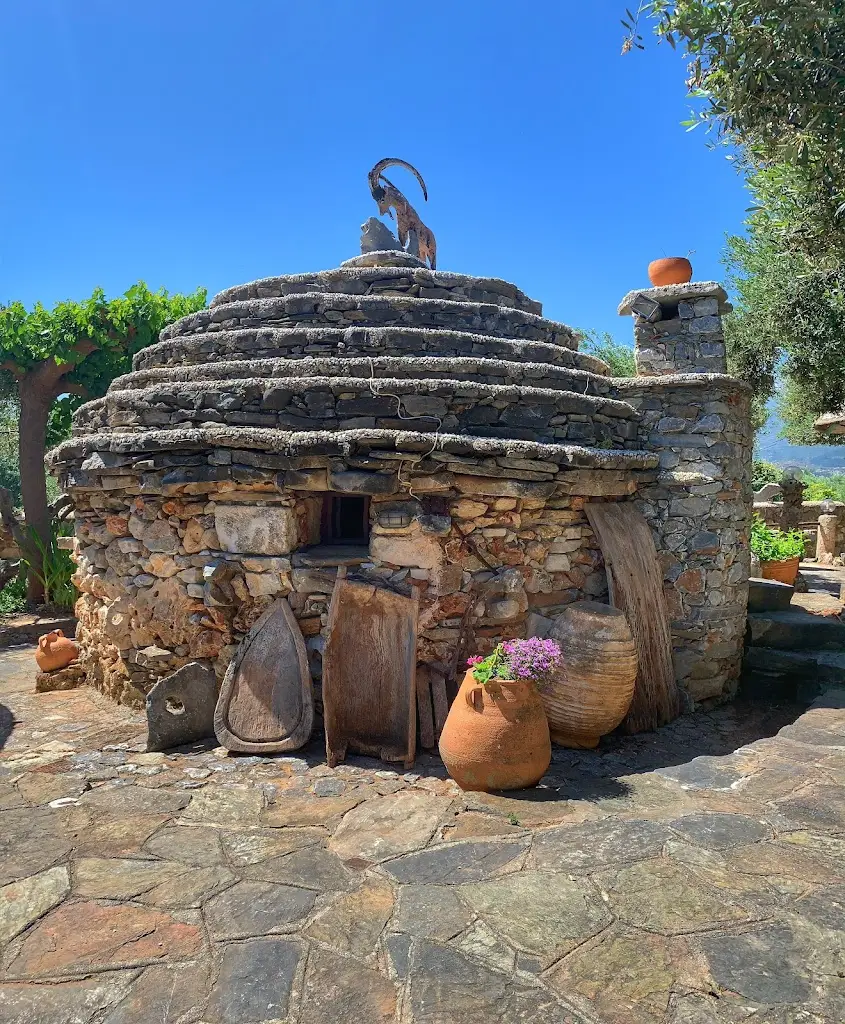 Koumos restaurant in Kalýves