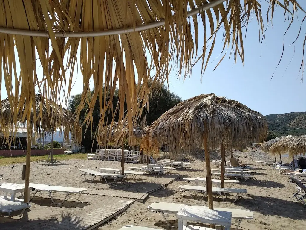 Laura Kim_Plaka beach restaurant_Kastélli_review