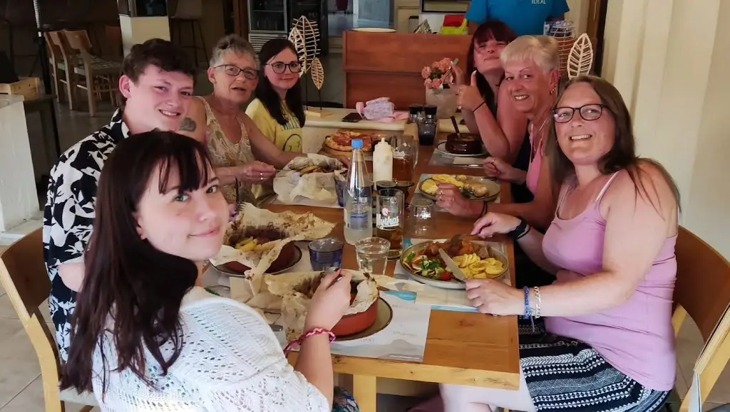 Jacqui Slevin_Ideal Restaurant - Pizzeria_Kokkíni Cháni_Bewertung