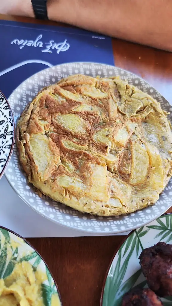 Athanasia Katsouraki_Μεζετζίδικον Βογιατζής_Kokkíni Cháni_review