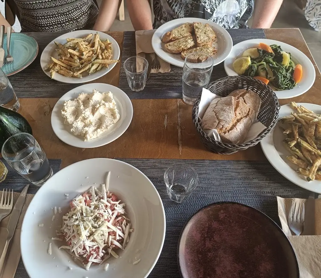 Sofia Hagman_Taverna Pratsínis_Kokkíni Cháni_reseña