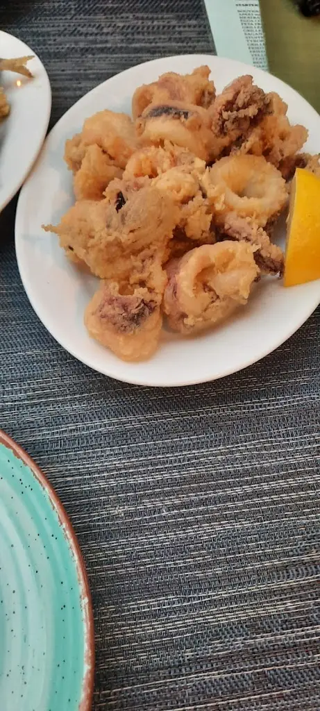 Andreea M_Taverna Pratsínis_Kokkíni Cháni_reseña