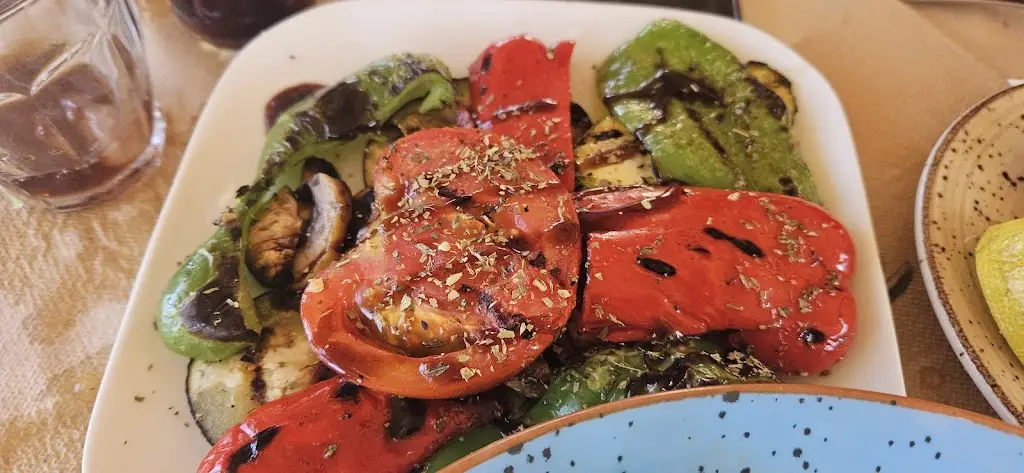 Ioannis Tsiakkas_Kontra Flokos_Kokkíni Cháni_Bewertung