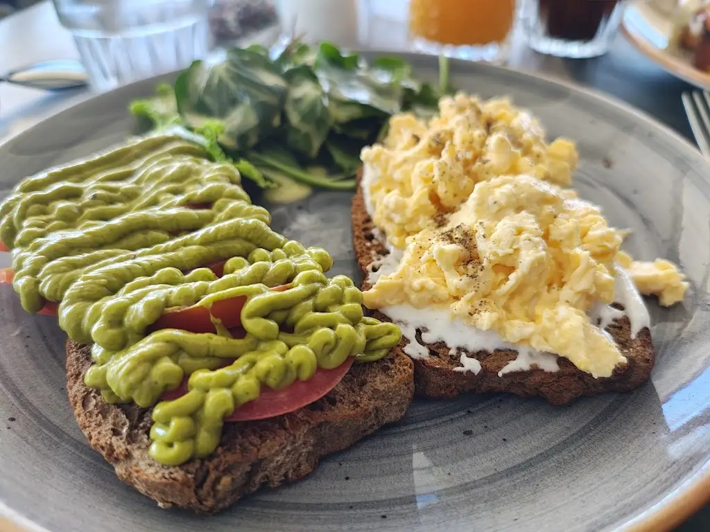 Tiberiu Pfiszter_MILOS seaside cafe restaurant_Kolympári_Bewertung