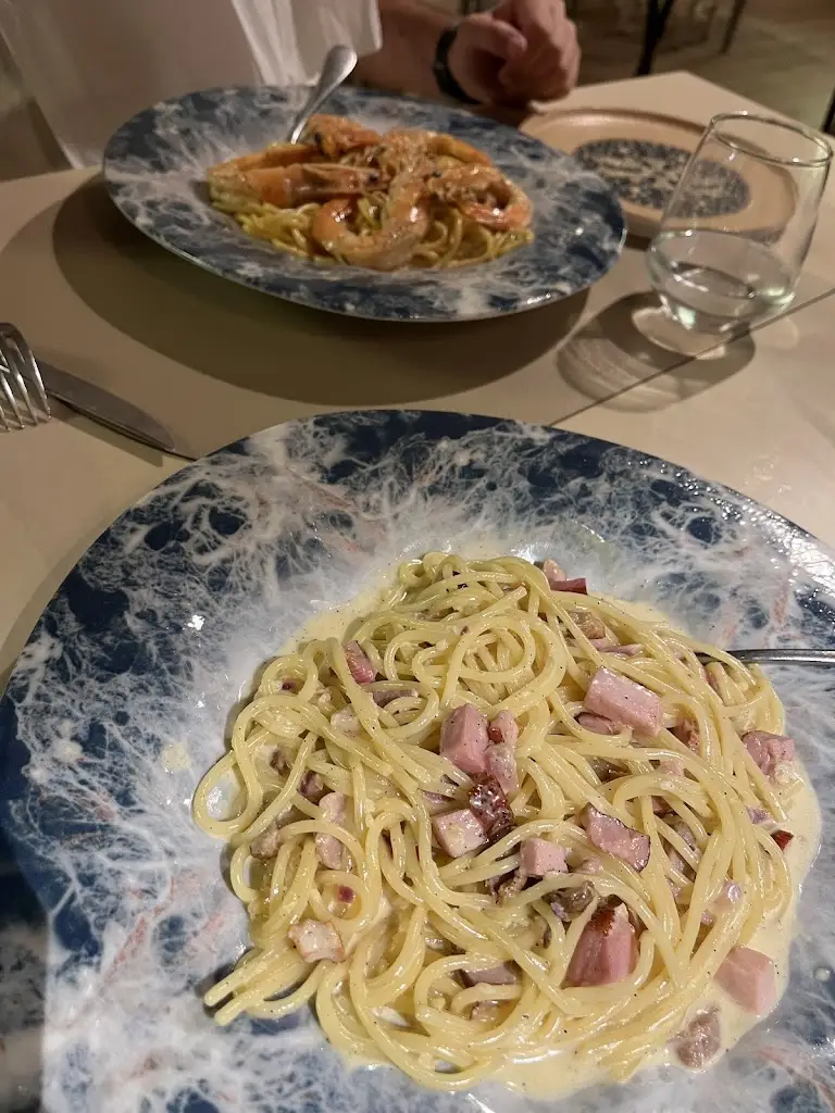 Agathe Kleinmann_En Elladi_Kolympári_review