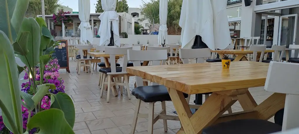 Blackout cocktail bar restaurant_Kolympári_slider_image_1