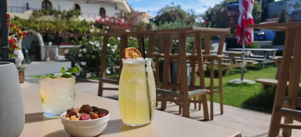 Blackout cocktail bar restaurant_Kolympári_slider_image_3