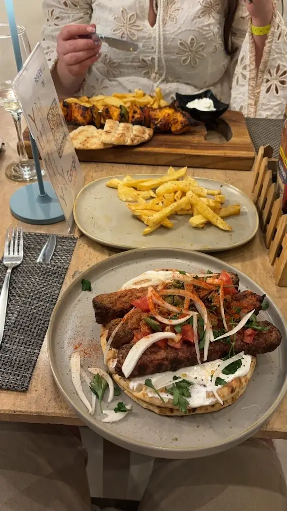 Tom Sheppard-Evans_Yummy All Day Restaurant Bar_Limín Khersonísou_Bewertung