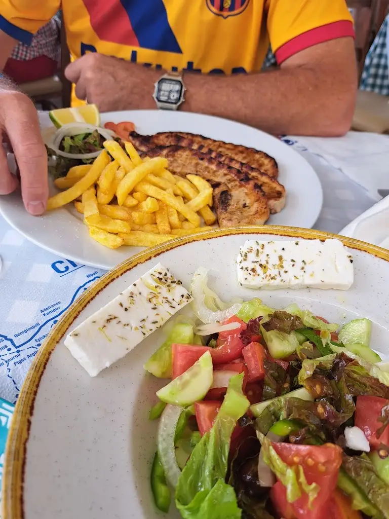 Debbie Mullin_MANIAS GRILL HOUSE_Limín Khersonísou_Bewertung