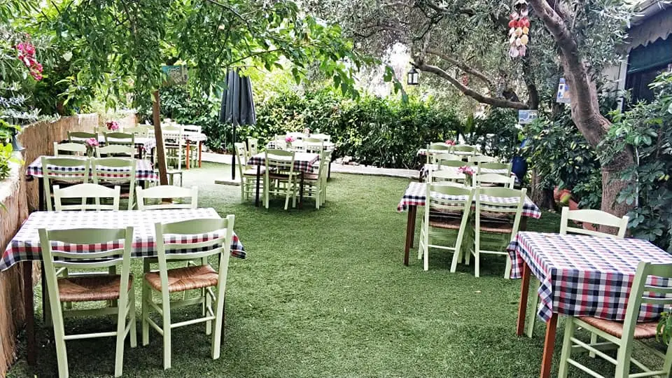 Το Καπηλειό - Μεζεδοπωλείο_Gérakas_slider_image_1