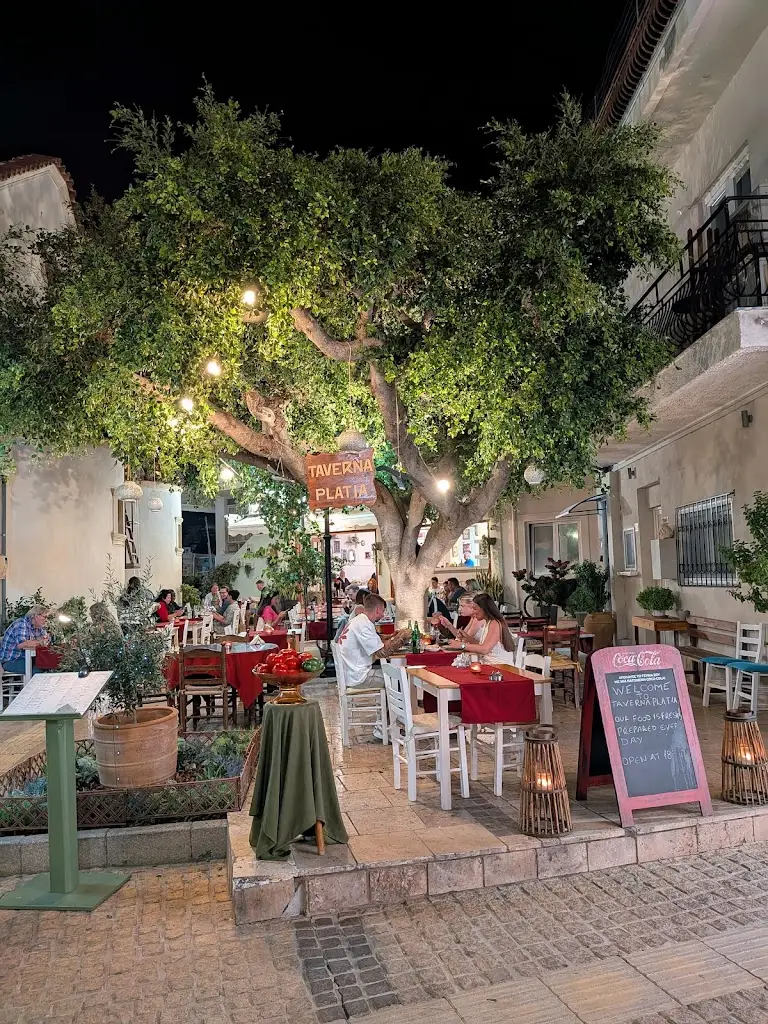 C. Gabor_Platia Taverna Malia_Mália_reseña