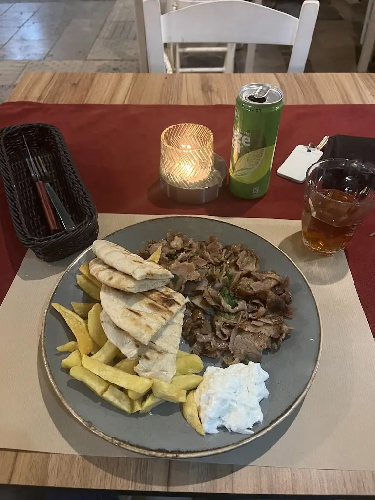 Michal Borucinski_Platia Taverna Malia_Mália_reseña