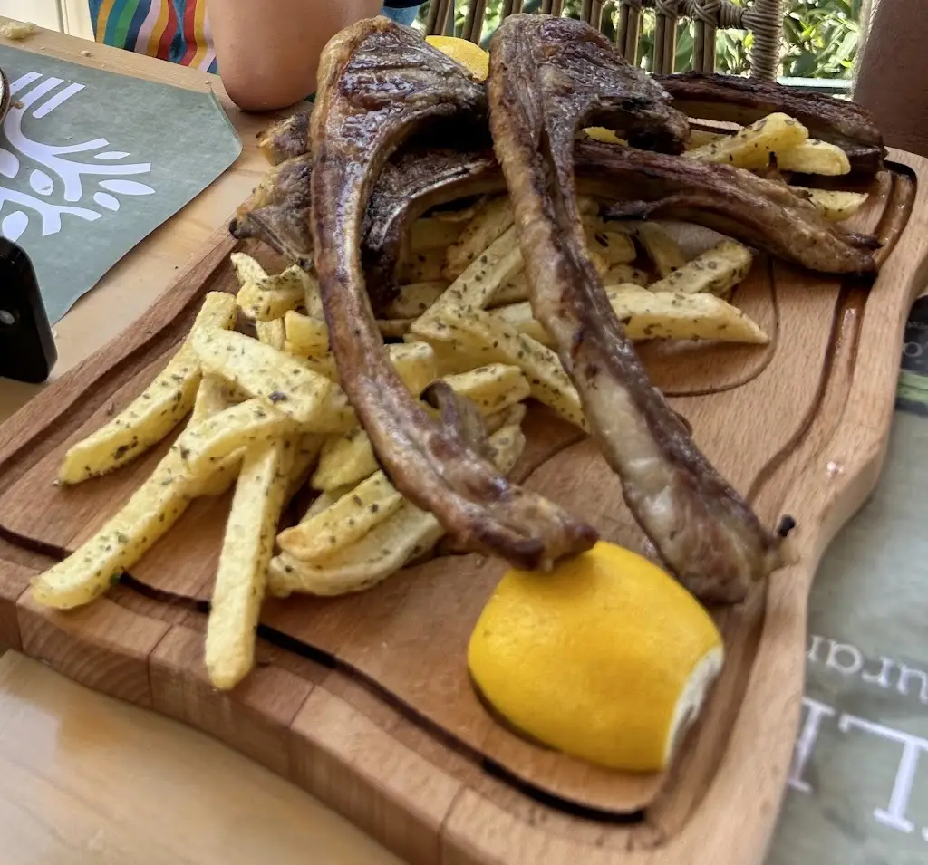 Evan Kotsovinos_ΚΟΥΛΕ CAFE BAR RESTAURANT_Moíres_review