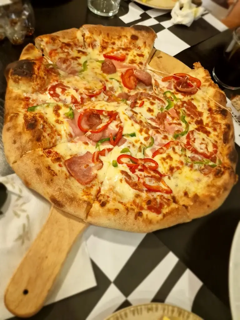 Pizza ammos in the city_Moíres_slider_image_3