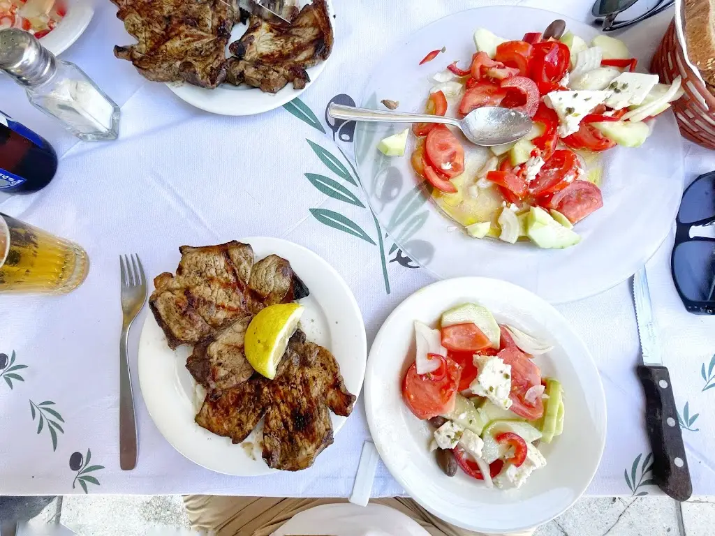 Tomas Klima_Μπριτζολάδικο Τσικριτσής_Moíres_review