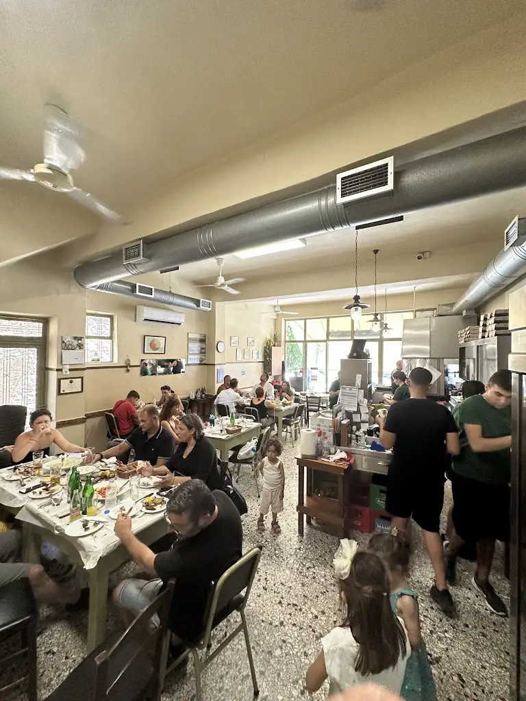 Μπριτζολάδικο Τσικριτσής Restaurant in Moíres