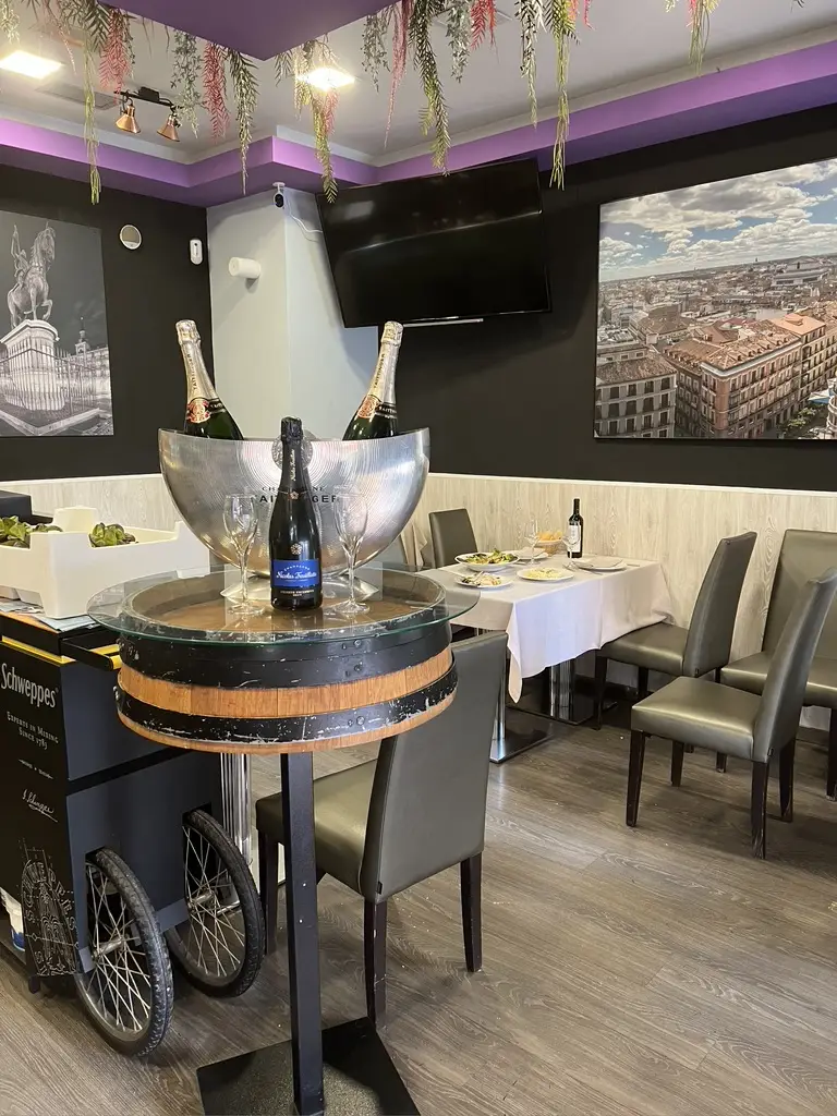 Ὀβελιστήριον Βεϊσάκη Restaurant in Moíres