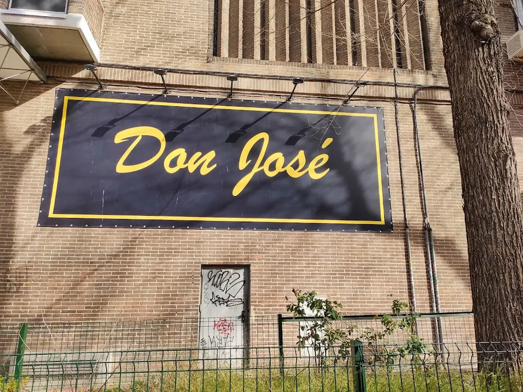 Loukoulos_Mouzourás_slider_image_1