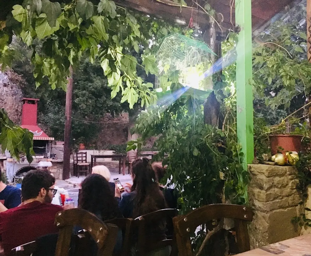 Kafemezedopolion Aposperís Restaurant in Néa Anatolí