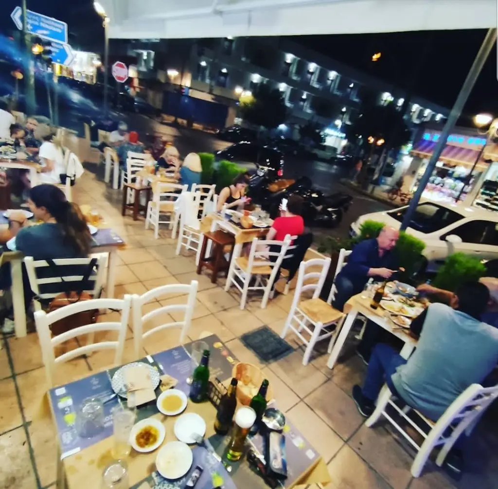TSIRAKOS ENALLAKTIKO KAFENEIO Restaurant in Néa Alikarnassós