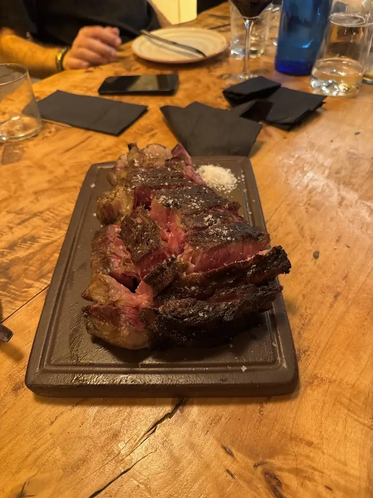 Akis Kioupakis_Giousouro_Néa Alikarnassós_review