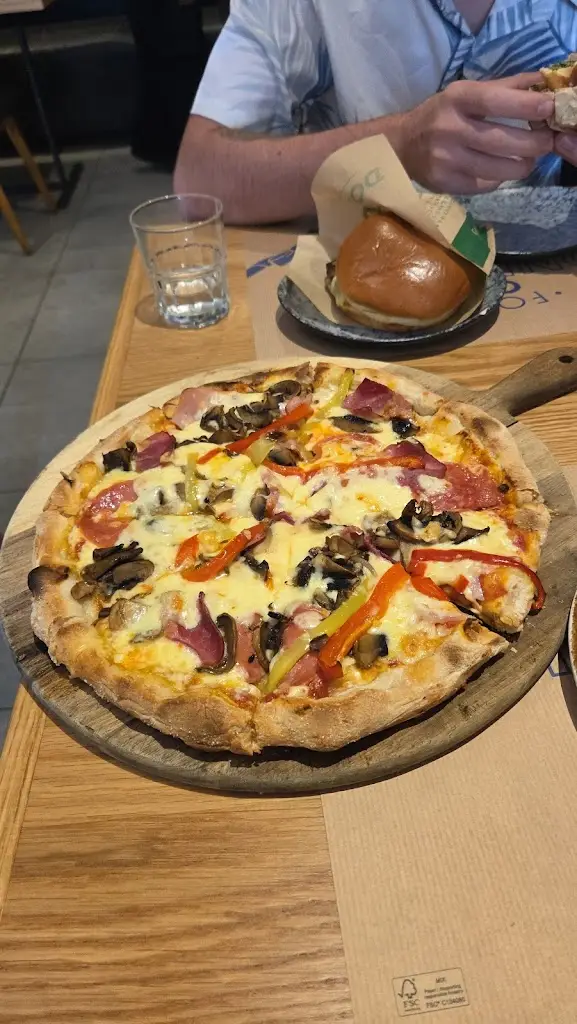 Ioana Voicu_Donald_Néa Alikarnassós_review