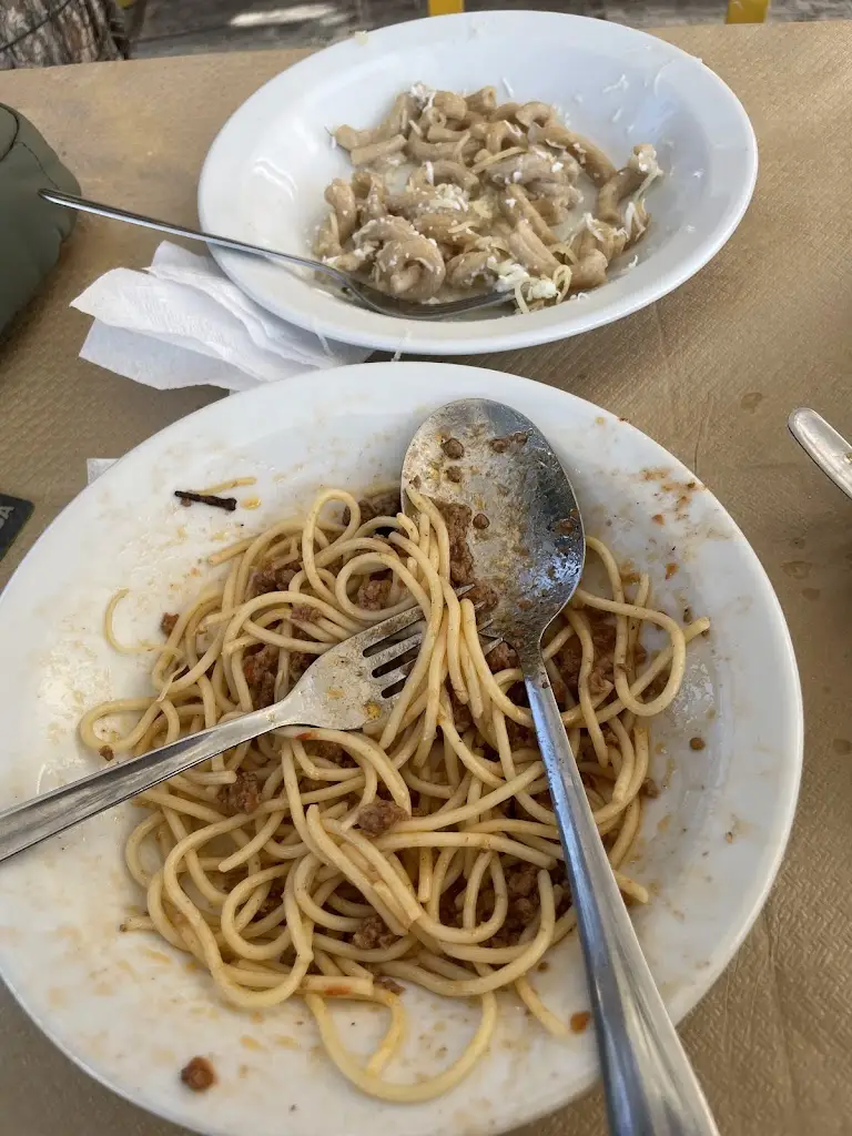 Henza Anwar_Finikas Raki-Taverna_Neápoli_review